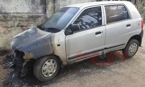 கிராம நிர்வாக அலுவலரின் காருக்கு தீ வைப்பு கிராம நிர்வாக அலுவலரின் காருக்கு தீ வைப்பு