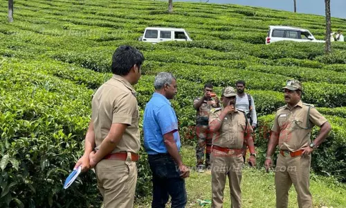 பட்டப்பகலில் தொழிலாளியை தாக்கிய சிறுத்தை