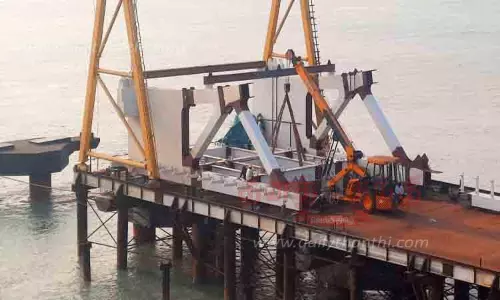 பாம்பனில் புதிய தூக்குப்பால உபகரணங்களை இணைக்கும் பணி தொடக்கம்