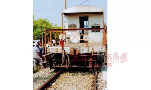 என்ஜின் இணைப்பின்போது சரக்கு ெரயில் தடம் புரண்டது