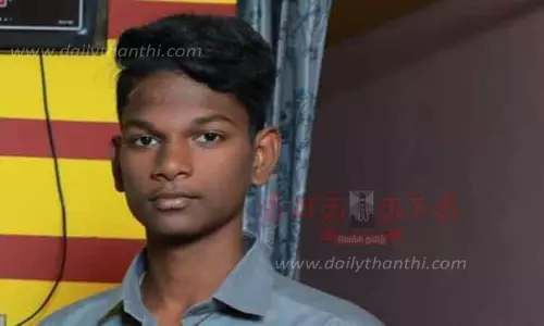 கால்வாயில் மோட்டார் சைக்கிள் பாய்ந்து பிளஸ்-1 மாணவர் பலி கால்வாயில் மோட்டார் சைக்கிள் பாய்ந்து பிளஸ்-1 மாணவர் பலி