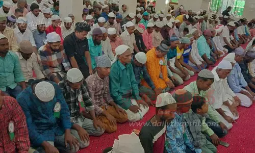 பள்ளிவாசல்களில் சிறப்பு தொழுகை பள்ளிவாசல்களில் சிறப்பு தொழுகை