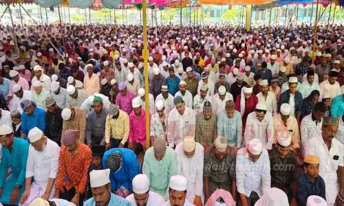 ரம்ஜான் பண்டிகை சிறப்பு தொழுகை; திரளான முஸ்லிம்கள் பங்கேற்றனர்