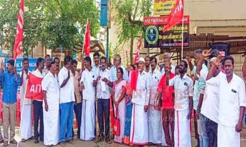 தொழிற்சங்கத்தினர் ஆர்ப்பாட்டம்