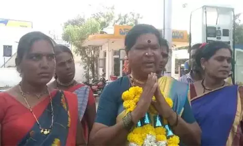 கர்நாடக சட்டசபை தேர்தலில் கம்பளி தொகுதியில் போட்டியிடும் திருநங்கை