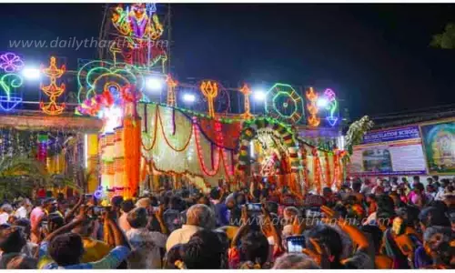 பூப்பல்லக்கில் அம்மன் வீதி உலா