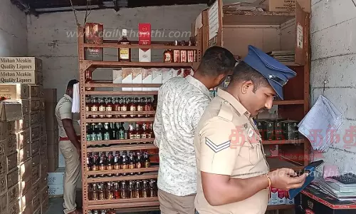 டாஸ்மாக் கடையில் மது பாட்டில்கள் திருட்டு