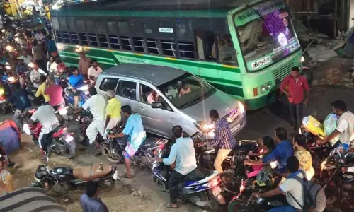 விருத்தாசலத்தில்டீசல் இல்லாமல் நடுரோட்டில் நின்ற அரசு பஸ்போக்குவரத்து பாதிப்பு விருத்தாசலத்தில்டீசல் இல்லாமல் நடுரோட்டில் நின்ற அரசு பஸ்போக்குவரத்து பாதிப்பு