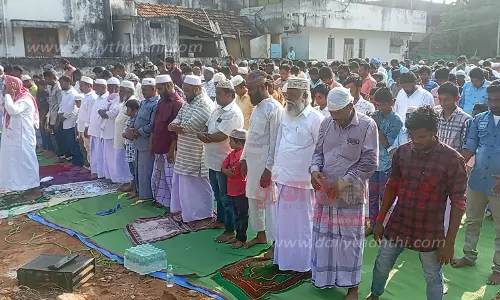 பள்ளிவாசல்களில் சிறப்பு தொழுகை பள்ளிவாசல்களில் சிறப்பு தொழுகை