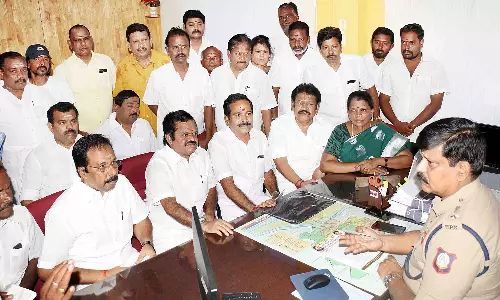 அ.தி.மு.க. பெயர், கொடியை ஓ.பன்னீர்செல்வம் அணியினர் பயன்படுத்த எதிர்ப்பு அ.தி.மு.க. பெயர், கொடியை ஓ.பன்னீர்செல்வம் அணியினர் பயன்படுத்த எதிர்ப்பு