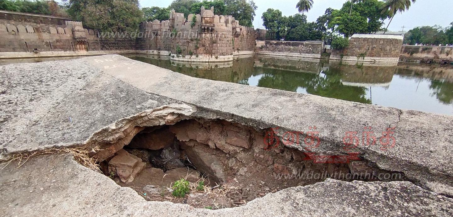 A ditch in the fort moat wall கோட்டை அகழி சுவரில் பள்ளம்