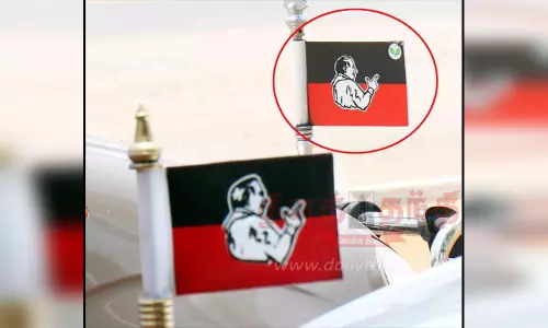 திருச்சி மாநாட்டு திடலில் கட்டப்பட்டுள்ளது அ.தி.மு.க. கொடியா?.. புதிய கொடியா? திருச்சி மாநாட்டு திடலில் கட்டப்பட்டுள்ளது அ.தி.மு.க. கொடியா?.. புதிய கொடியா?