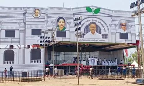 திருச்சி மாநாடு: அதிமுக தலைமை அலுவலகம் போல் மாநாட்டு மேடை..! திருச்சி மாநாடு: அதிமுக தலைமை அலுவலகம் போல் மாநாட்டு மேடை..!