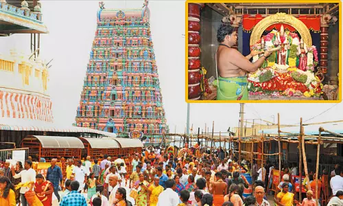 சித்திரை மாத கிருத்திகை தினத்தையொட்டி திருத்தணி முருகன் கோவிலில் பக்தர்கள் கூட்டம் அலைமோதியது சித்திரை மாத கிருத்திகை தினத்தையொட்டி திருத்தணி முருகன் கோவிலில் பக்தர்கள் கூட்டம் அலைமோதியது