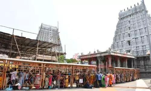 அருணாசலேஸ்வரர் கோவிலில் பக்தர்கள் கூட்டம் அலைமோதியது அருணாசலேஸ்வரர் கோவிலில் பக்தர்கள் கூட்டம் அலைமோதியது