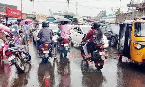 சுற்றுலா வாகனங்களால் போக்குவரத்து நெரிசல்