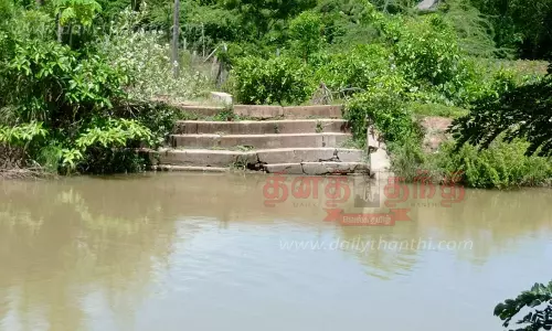 சேதமடைந்த படித்துறையை அகற்றிவிட்டு புதிதாக கட்டித்தர வேண்டும்