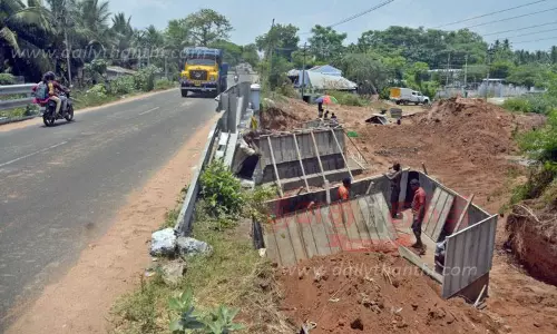 ரூ.6½ கோடியில் சாலையை அகலப்படுத்தும் பணி மும்முரம்