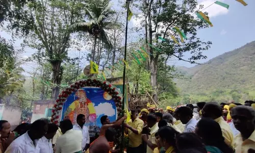 மங்கலதேவி கண்ணகி கோவிலில்சித்ரா பவுர்ணமி திருவிழா கொடியேற்றம் :திரளான பக்தர்கள் தரிசனம் மங்கலதேவி கண்ணகி கோவிலில்சித்ரா பவுர்ணமி திருவிழா கொடியேற்றம் :திரளான பக்தர்கள் தரிசனம்