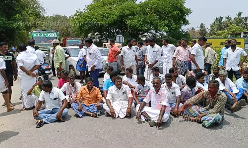 ஊர் பணத்தை கையாடல் செய்தவர்கள் மீது நடவடிக்கை கோரிகிராம மக்கள் சாலை மறியல்போலீசார் பேச்சுவார்த்தை