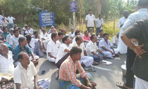 விவசாயியை தாக்கியவர்களை கைது செய்யக்கோரி மறியல்