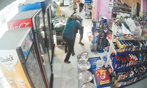 சூப்பர் மார்க்கெட்டுக்குள் புகுந்து தி.மு.க. முன்னாள் ஊராட்சி மன்ற தலைவர் மகன் மீது சரமாரி தாக்குதல்