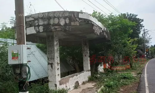 சேதமடைந்த பயணிகள் நிழற்குடையை அகற்றிவிட்டு புதிதாக கட்டித்தர வேண்டும்