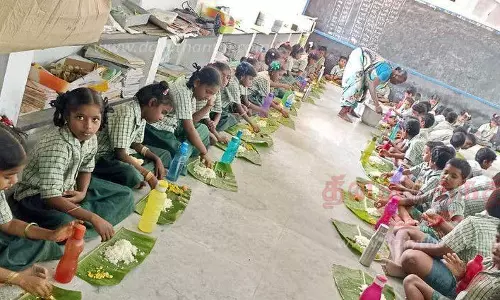 வடை, பாயசத்துடன் வாழை இலையில் மதிய உணவு வழங்கிய ஆசிரியர்கள்