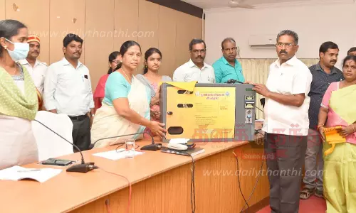 அரூர், பாலக்கோடு பேரூராட்சிகளுக்குதானியங்கி மஞ்சப்பை எந்திரம்கலெக்டர் சாந்தி வழங்கினார்