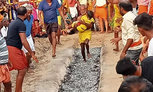 மோகனூர், வளையப்பட்டியில் கோவில் திருவிழாவையொட்டி தீ மிதித்த பக்தர்கள்