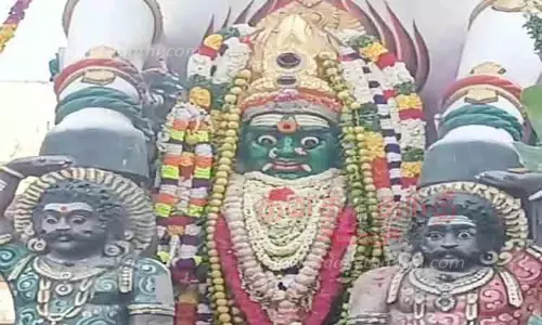 சிறப்பு யாக பூஜை நடத்தி திருட்டில் மீட்கப்பட்ட தங்க மூக்குத்திகள் மடப்புரம் பத்திரகாளியம்மனுக்கு அணிவிப்பு