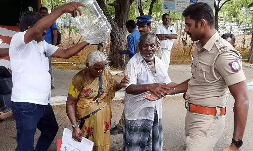 நாமக்கல் கலெக்டர் அலுவலகத்தில் வயதான தம்பதி தீக்குளிக்க முயன்றதால் பரபரப்பு