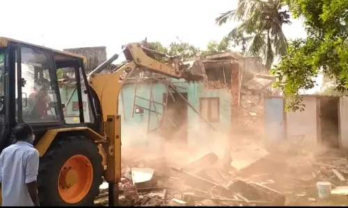 ஆக்கிரமித்து கட்டப்பட்ட வீடுகள் இடித்து அகற்றம்