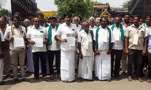 சிப்காட் அமைக்க எதிர்ப்பு தெரிவித்து கலெக்டர் அலுவலகத்துக்கு மனுக்களை மாலையாக அணிந்து வந்த விவசாயிகள்