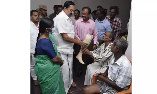 மக்கள் குறைதீர்வு நாள் கூட்டத்தில் நலத்திட்ட உதவிகள்