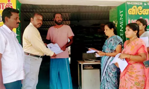 சொத்துவரி செலுத்தக்கோரி துண்டு பிரசுரம் வினியோகம்