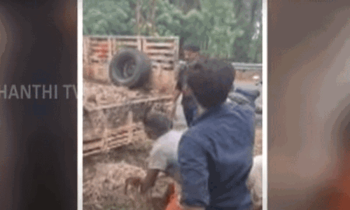 கழிவுகளோடு வந்த கேரள வண்டி மடக்கி பிடித்த தமிழக இளைஞர்கள் - தமிழக எல்லையில் பரபரப்பு