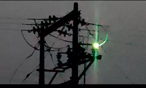 மின்கம்பத்தில் பற்றி எரியும் தீ