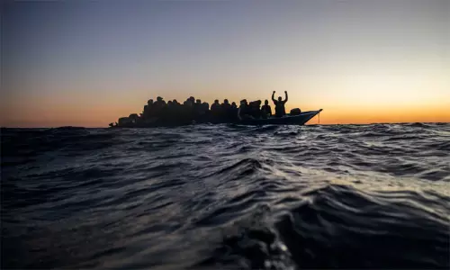 துனிசியா: இத்தாலி செல்ல முயன்ற படகுகள் தடுத்து நிறுத்தம் - 93 அகதிகள் மீட்பு