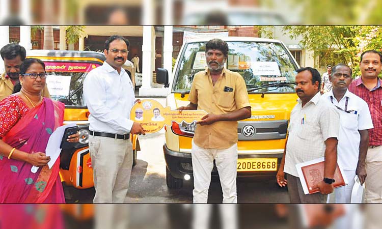 மக்கள் குறைதீர்க்கும் நாள் கூட்டத்தில் பயனாளிகளுக்கு ரூ.10 லட்சத்தில் நலத்திட்ட உதவிகள் - கலெக்டர் வழங்கினார்