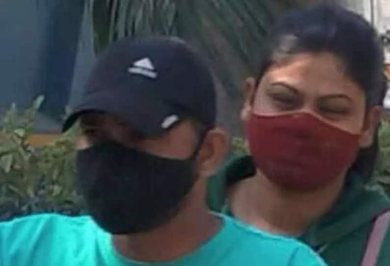 வீட்டுக்கடனை அடைக்க காதலியுடன் சேர்ந்து திருடிய வாலிபர் கைது- 8 மோட்டார் சைக்கிள்கள் மீட்பு