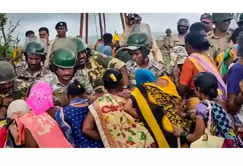 ரத்னகிரி மாவட்டத்தில் பெட்ரோ-கெமிக்கல் சுத்திகரிப்பு ஆலை அமைக்க கடும் எதிர்ப்பு- போராடிய பெண்கள் கைது ரத்னகிரி மாவட்டத்தில் பெட்ரோ-கெமிக்கல் சுத்திகரிப்பு ஆலை அமைக்க கடும் எதிர்ப்பு- போராடிய பெண்கள் கைது