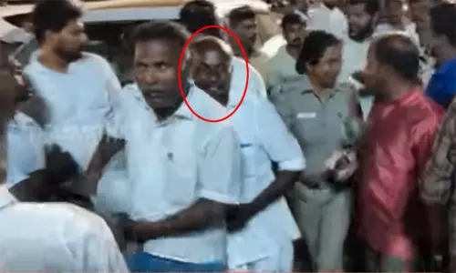 ஓபிஎஸ் மாநாட்டில் கத்தியுடன் புகுந்த நபர் - சுற்றிவளைத்த போலீசார்.. - திருச்சியில் பரபரப்பு! ஓபிஎஸ் மாநாட்டில் கத்தியுடன் புகுந்த நபர் - சுற்றிவளைத்த போலீசார்.. - திருச்சியில் பரபரப்பு!