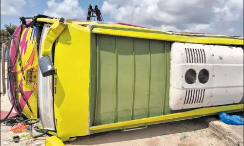 வளைகாப்பு நிகழ்ச்சிக்கு சென்றபோது நேர்ந்த சோகம்: டயர் வெடித்து சொகுசு பஸ் கவிழ்ந்தது - 18 பேர் படுகாயம்