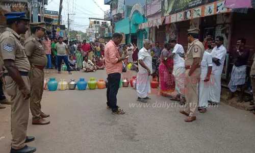 களியக்காவிளை அருகே குடிநீர் கேட்டு காலி குடங்களுடன் பொதுமக்கள் சாலை மறியல் களியக்காவிளை அருகே குடிநீர் கேட்டு காலி குடங்களுடன் பொதுமக்கள் சாலை மறியல்