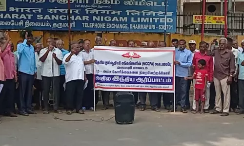 தர்மபுரியில் ஓய்வூதியர்கள் கூட்டமைப்பினர் ஆர்ப்பாட்டம் தர்மபுரியில் ஓய்வூதியர்கள் கூட்டமைப்பினர் ஆர்ப்பாட்டம்