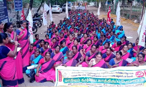 தர்மபுரி கலெக்டர் அலுவலகம் முன்பு அங்கன்வாடி ஊழியர்கள் காத்திருப்பு போராட்டம் தர்மபுரி கலெக்டர் அலுவலகம் முன்பு அங்கன்வாடி ஊழியர்கள் காத்திருப்பு போராட்டம்