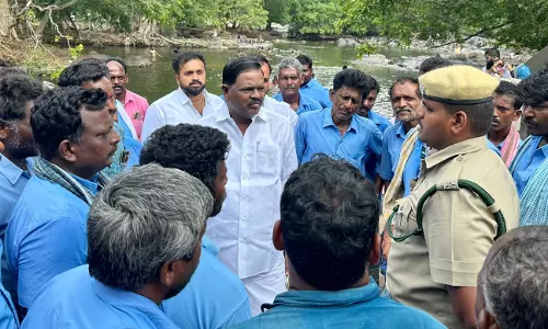 ஒகேனக்கல் சுற்றுலா தளத்தில்பரிசல் ஓட்டிகளின் கோரிக்கைகள் நிறைவேற்றப்படும்தி.மு.க. மாவட்ட செயலாளர் உறுதி