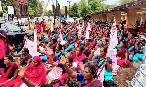 3 அம்ச கோரிக்கைகளை வலியுறுத்திஅங்கன்வாடி ஊழியர்கள் காத்திருக்கும் போராட்டம்