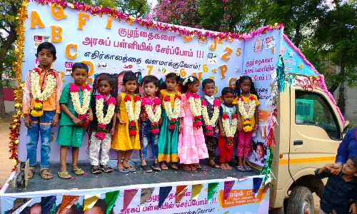 அரசு பள்ளிகளில் புதிதாக சேர்ந்த மாணவ-மாணவிகளுக்கு மாலை அணிவித்து வரவேற்பு-வாகனத்தில் ஊர்வலமாக அழைத்து செல்லப்பட்டனர்